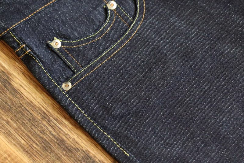 ジーンズの綿糸による縫製