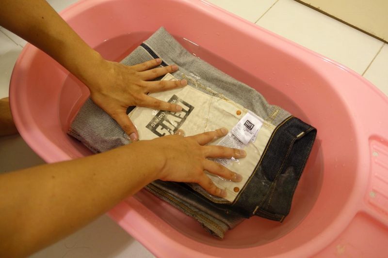 生デニムのジーンズの初めての糊落とし・洗濯の方法