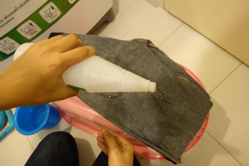 良い色落ちのジーンズのための糊付け