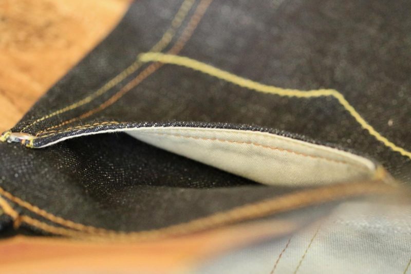 ジーンズのバックポケットのスレーキ